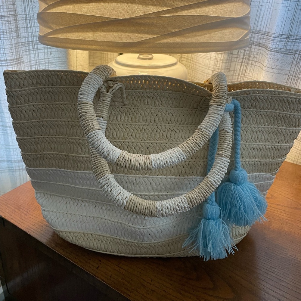 BNWOT Altru straw bag
